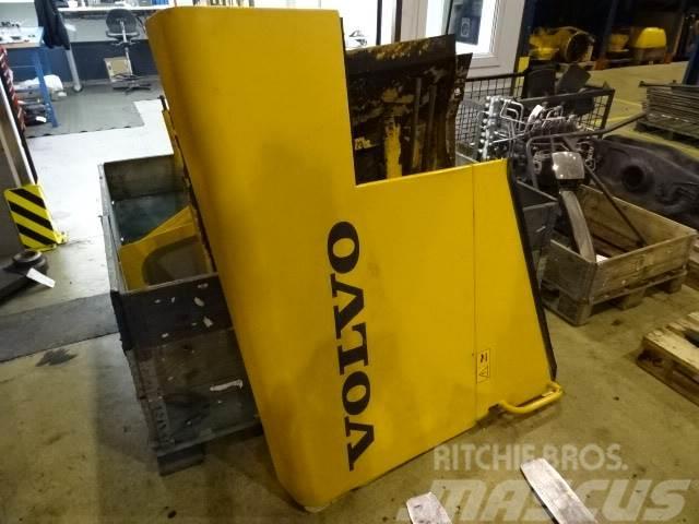 Volvo L220F Sidoluckor Chassis