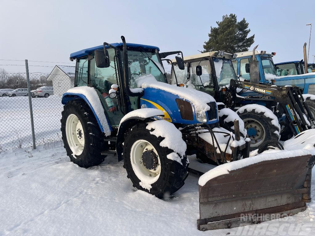 New Holland T5030 inkl Holms 2.8 m vikplog Tractors