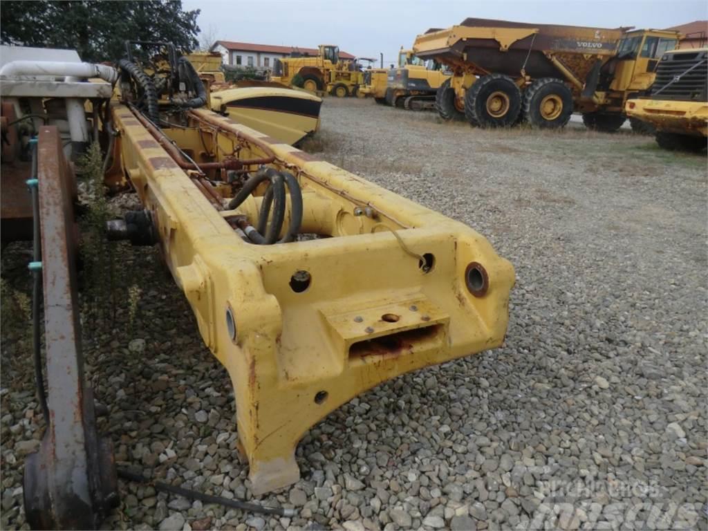 CAT 735 Chassis and suspension