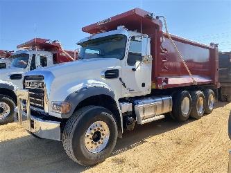 Mack GR64F