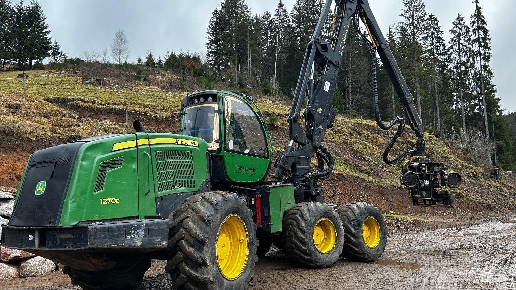 John Deere 1270 E Harvester