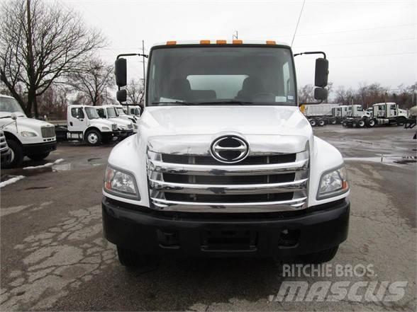 Hino 338 Saug- und Druckwagen