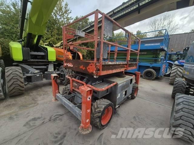 SkyJack 6832RT Scheren-Arbeitsbühnen