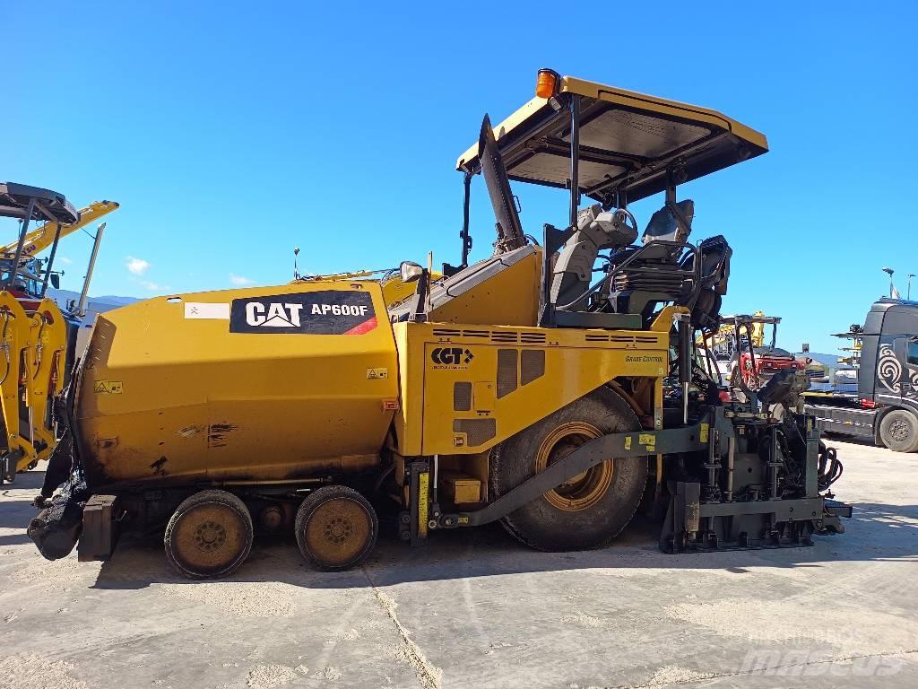 CAT AP 600F Strassenfertiger