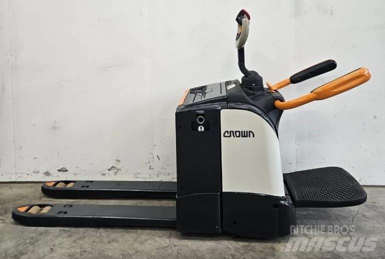 Crown WT 3040 E Gabelstapler mit Fahrerstand