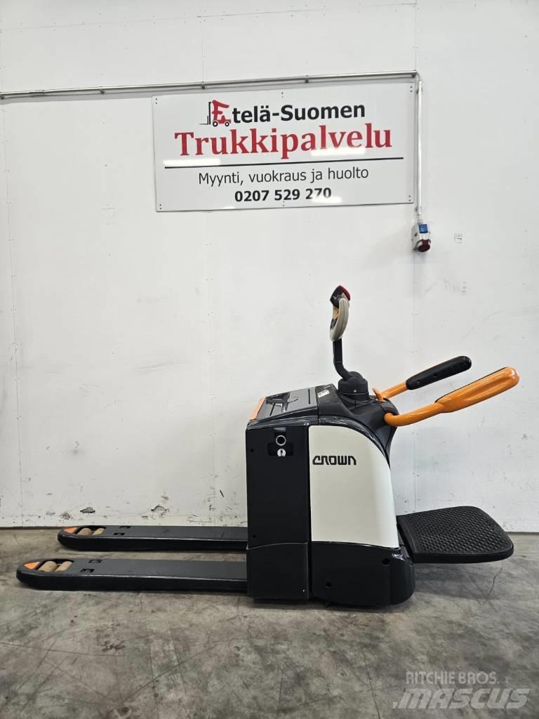 Crown WT 3040 E Gabelstapler mit Fahrerstand