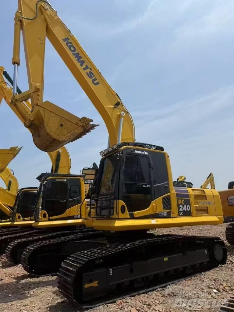 Komatsu 240LC-8 Raupenbagger
