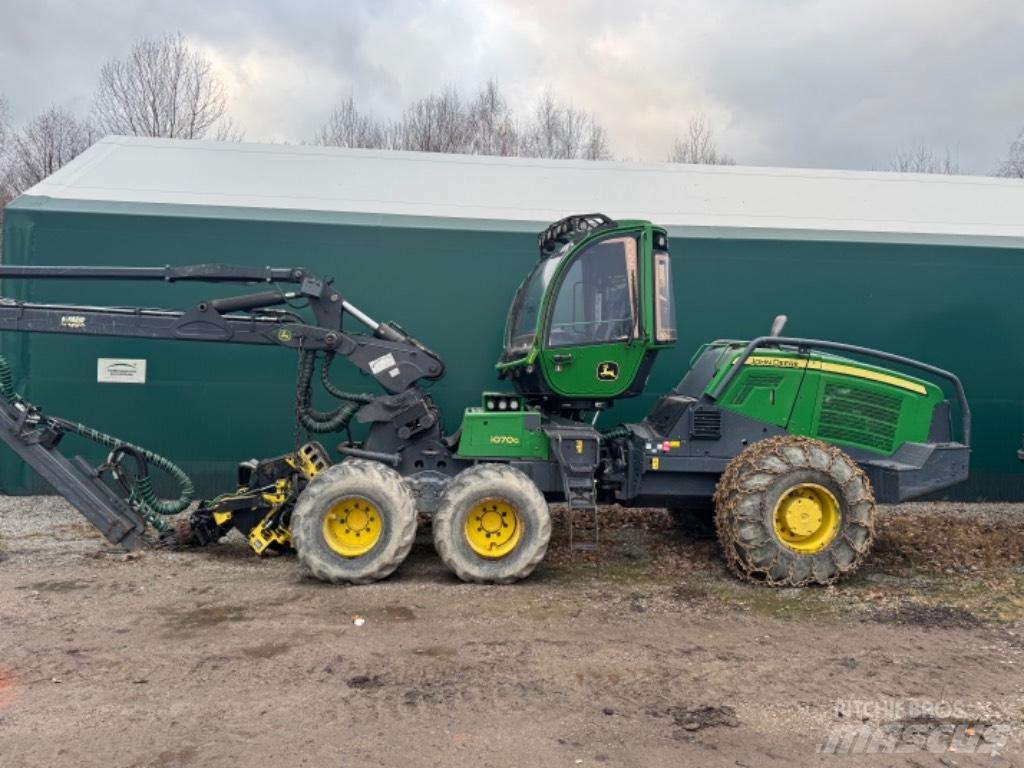 John Deere 1070G Harvester