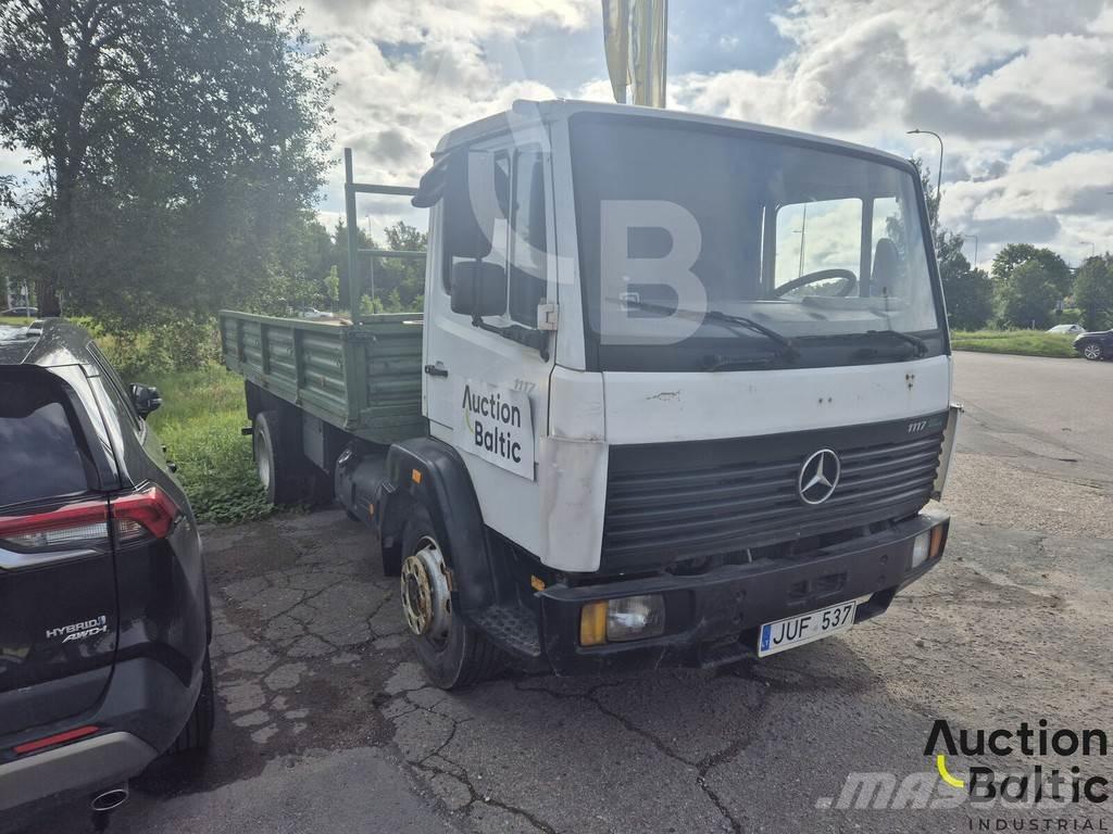 Mercedes-Benz 1117 Pritschenwagen/Pritschenwagen mit Seitenklappe