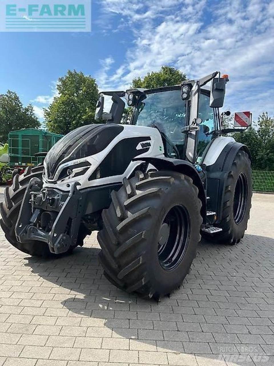 Valtra q245 Traktoren