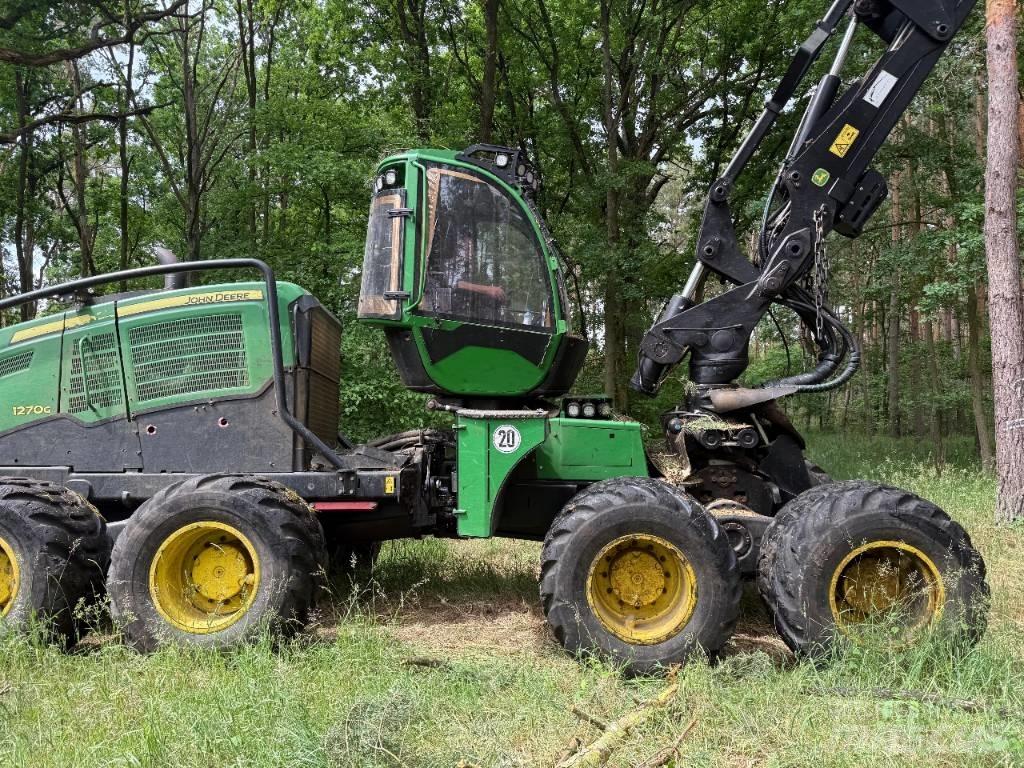 John Deere 1270 G Harvester