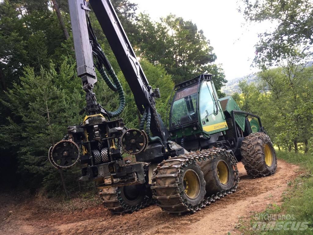 John Deere 1270 D Harvester