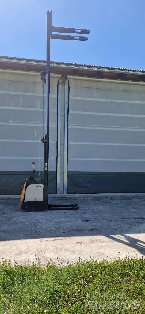 Crown ET40001.4 Handgeführter Palettenstapler