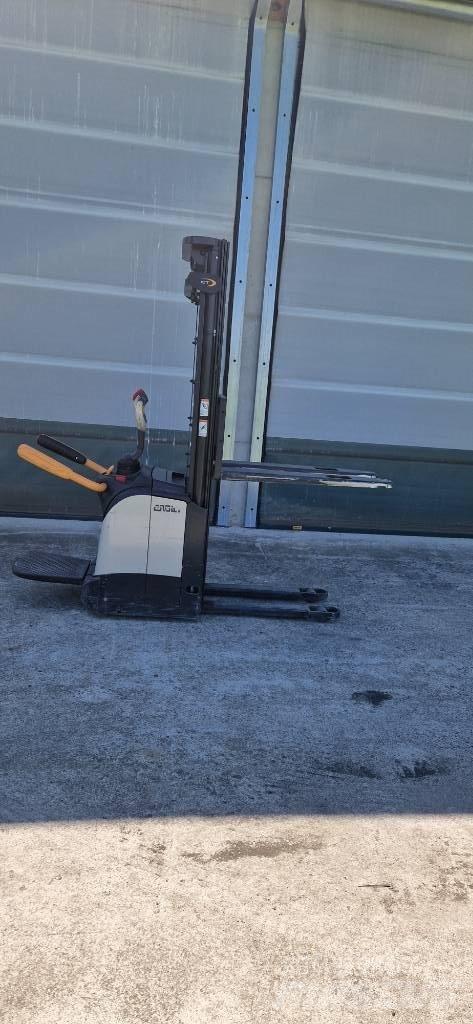Crown ET40001.4 Handgeführter Palettenstapler