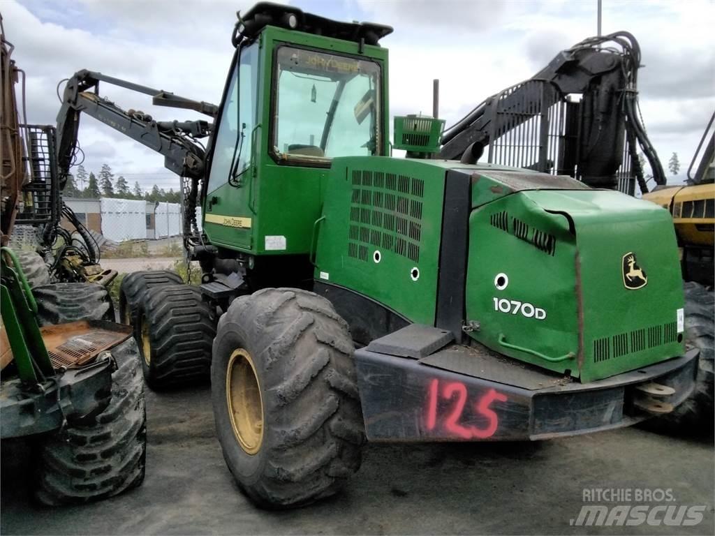 John Deere 1070 D Harvester