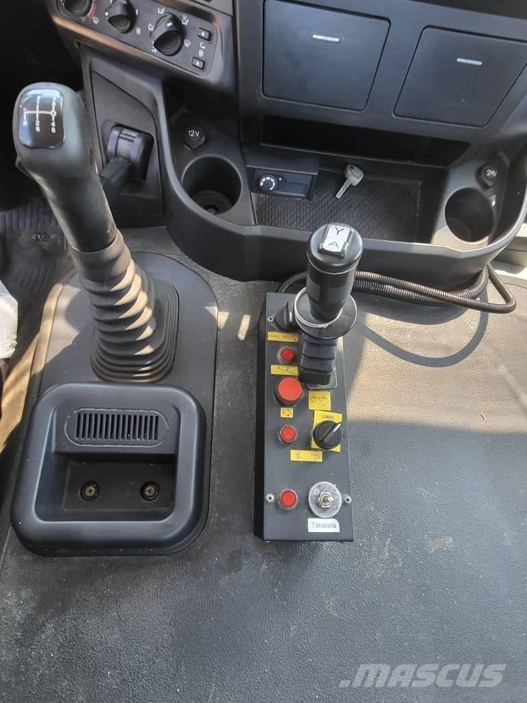 Iveco Stralis-360 Pritschenwagen mit Seilwinde
