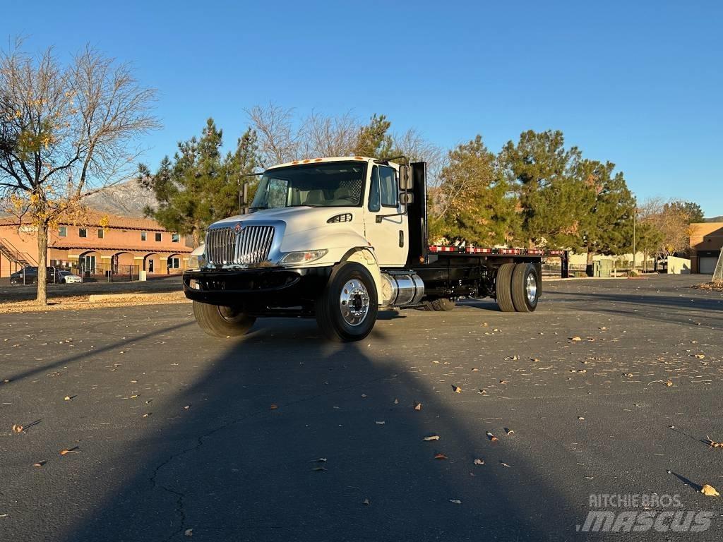 International 4300 Pritschenwagen/Pritschenwagen mit Seitenklappe