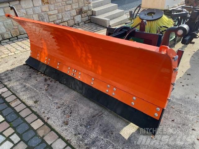 Agromet 220 Schneeschilde und -pflüge