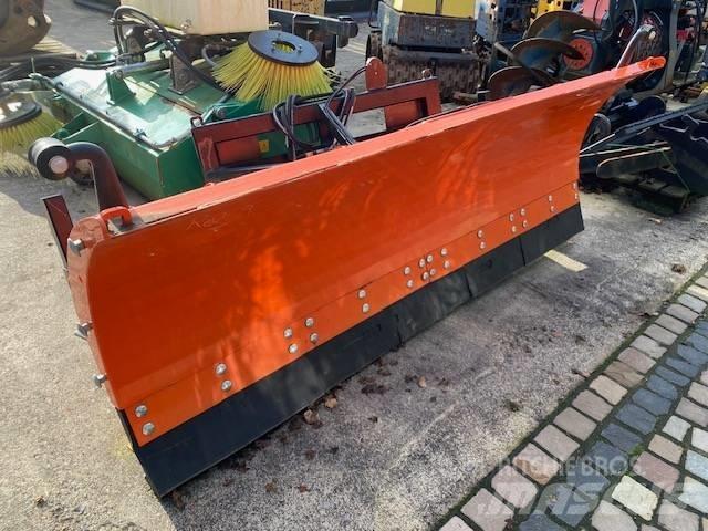 Agromet 220 Schneeschilde und -pflüge