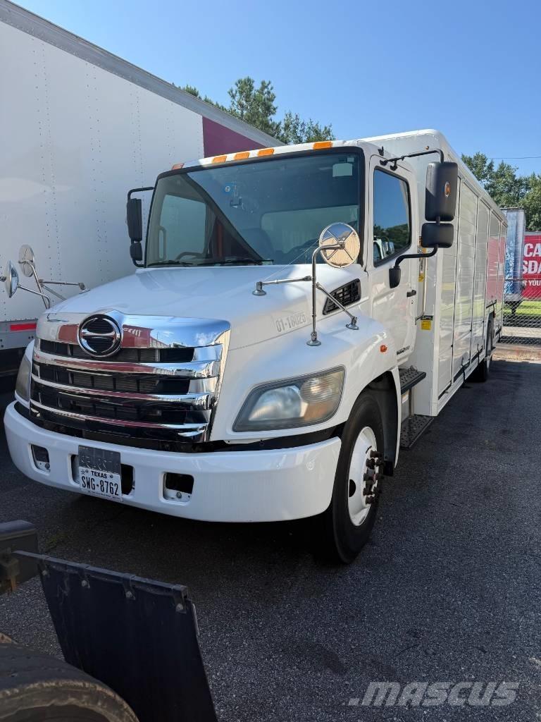 Hino 338 Getränkewagen