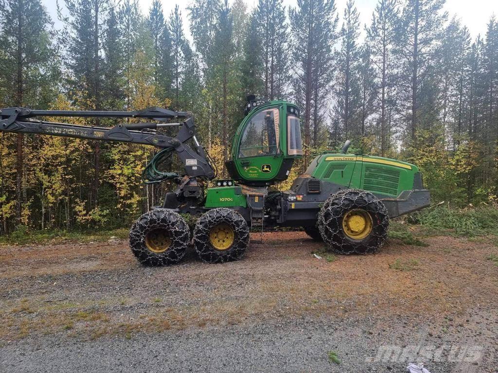 John Deere 1070 G Harvester