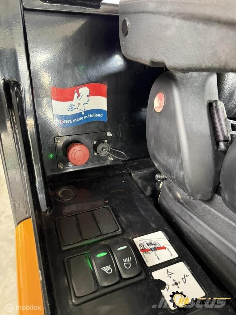 GiANT G2200E Radlader