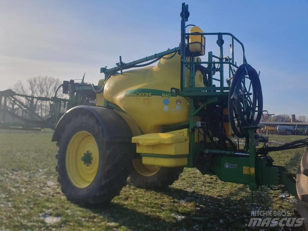 John Deere 840 Anhängespritzen