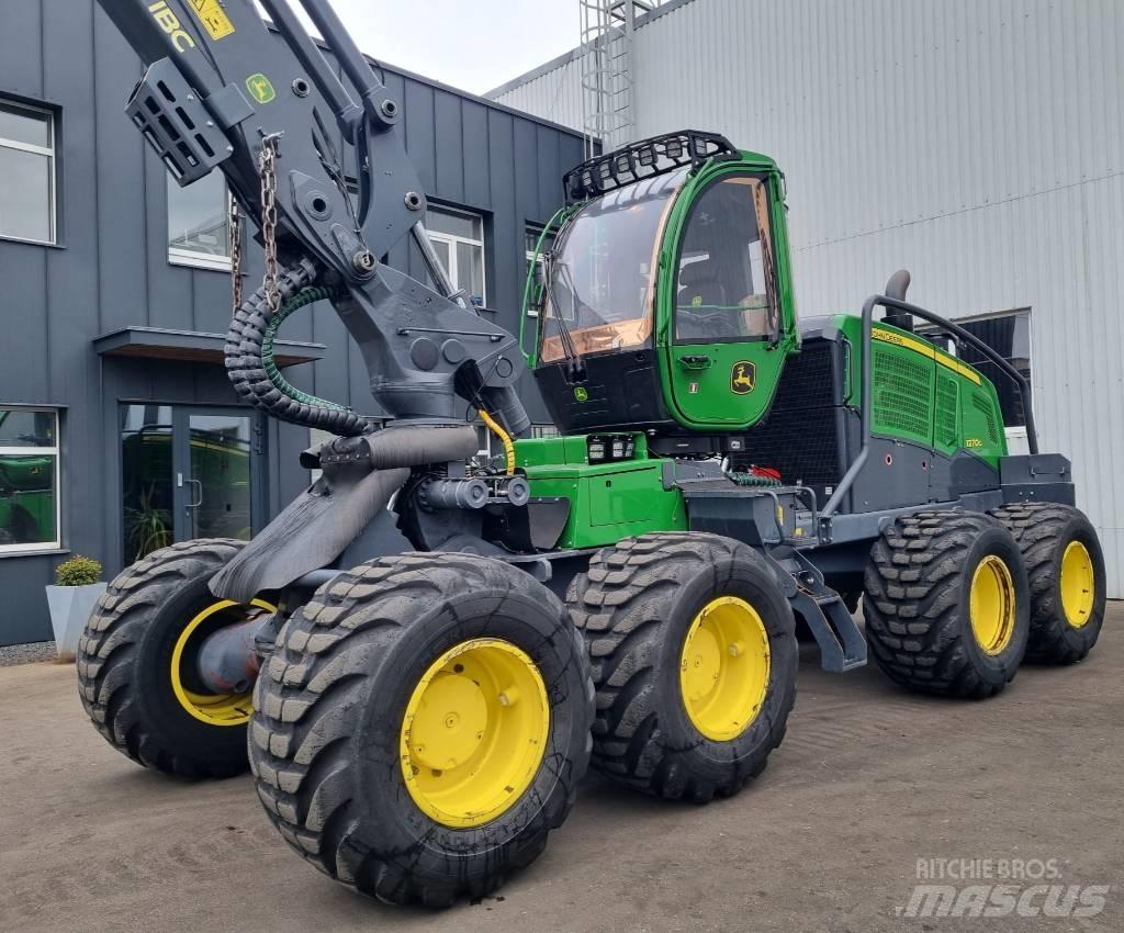 John Deere 1270 G Harvester