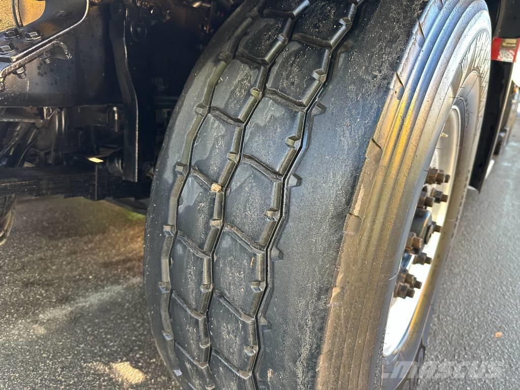 Freightliner 114 SD Saug- und Druckwagen