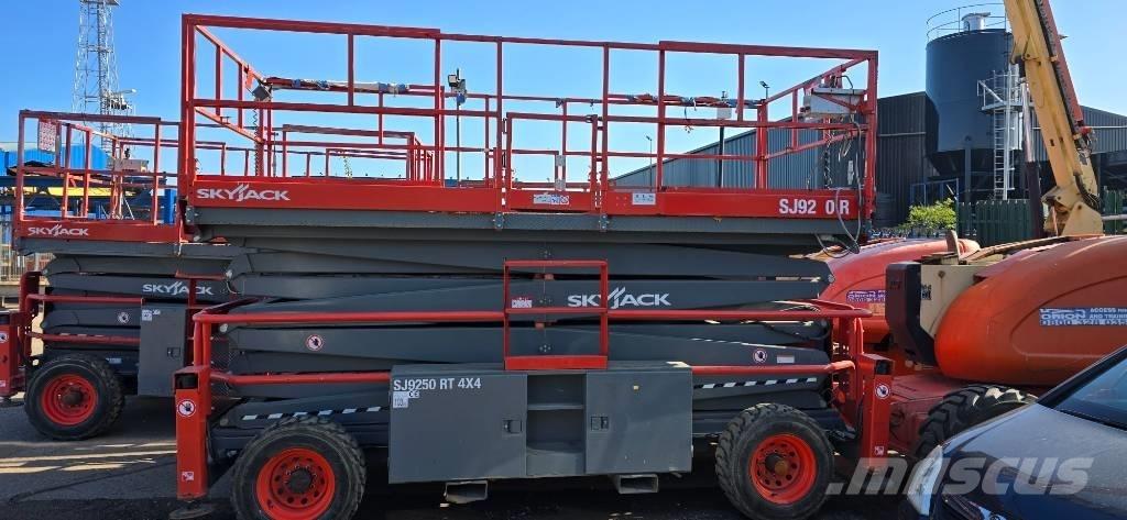 SkyJack SJ 9250 RT Scheren-Arbeitsbühnen