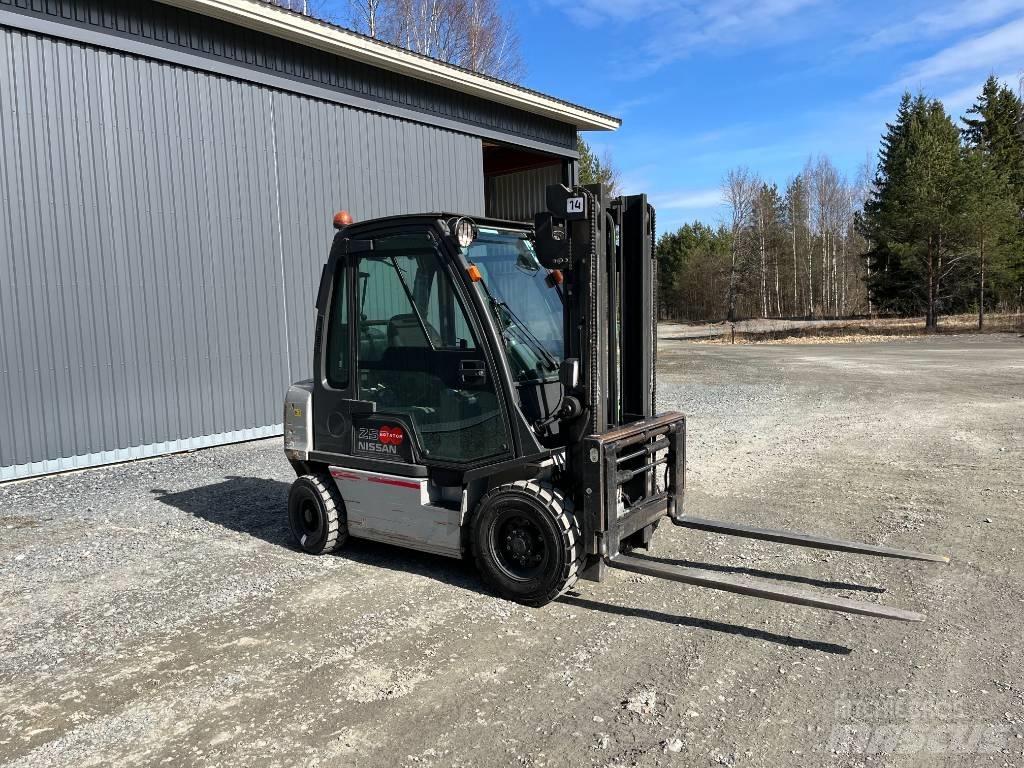 Nissan UD02A25P0 Gasstapler