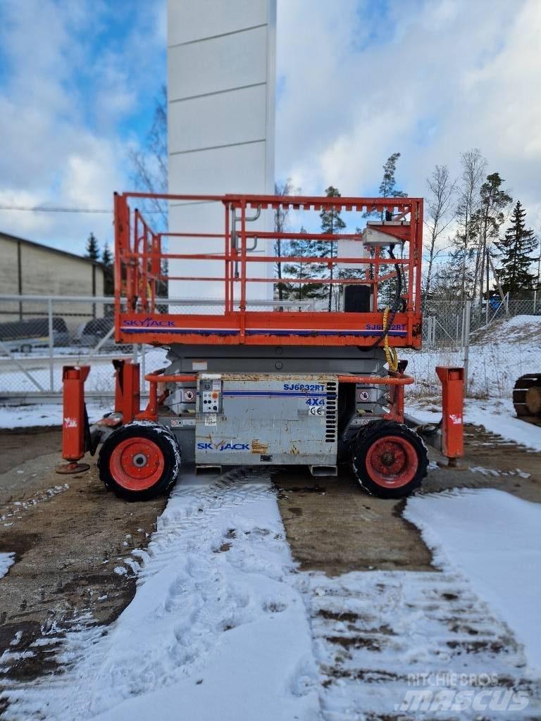 SkyJack SJ 6832 RT Scheren-Arbeitsbühnen