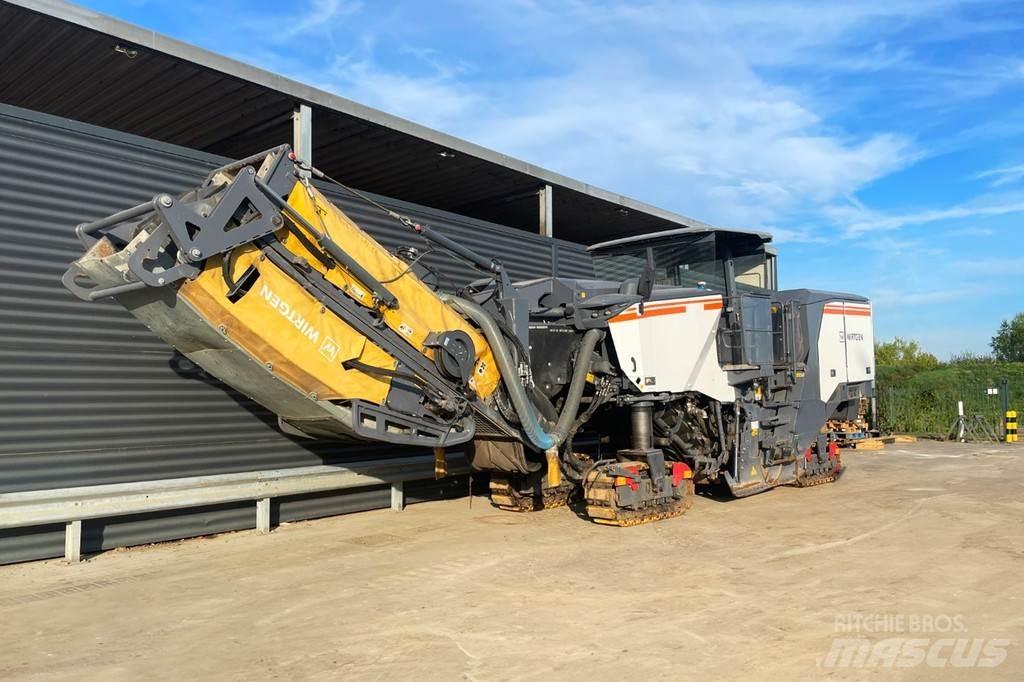 Wirtgen W 220 FI Asphaltfräsen