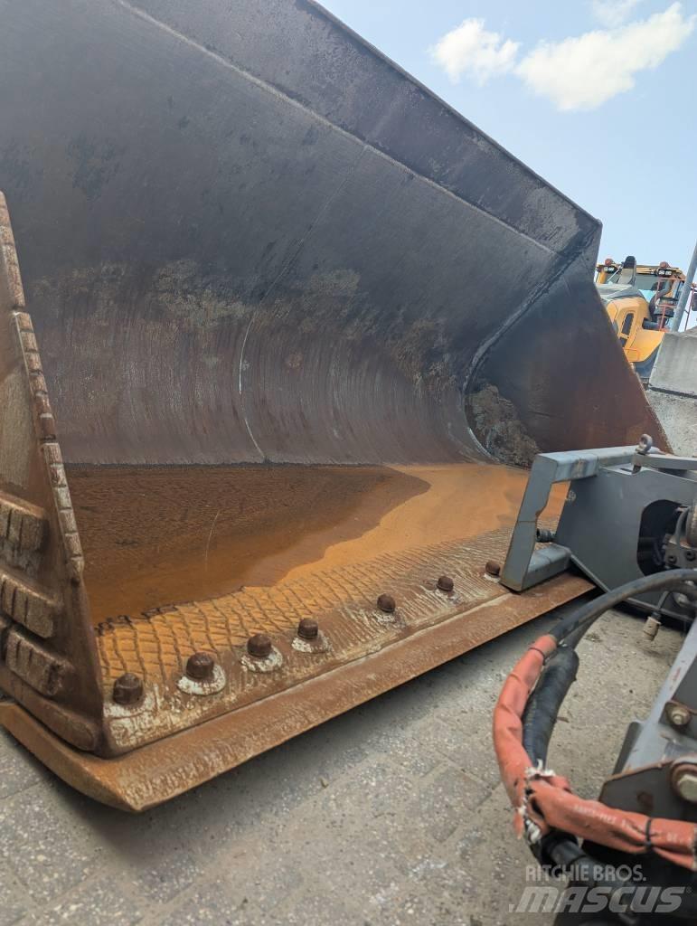 Volvo L 350 H Schaufeln
