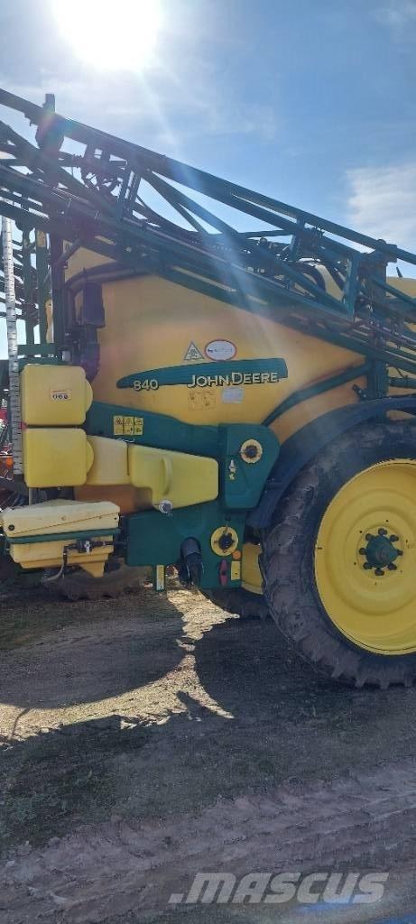 John Deere 840 i Anhängespritzen