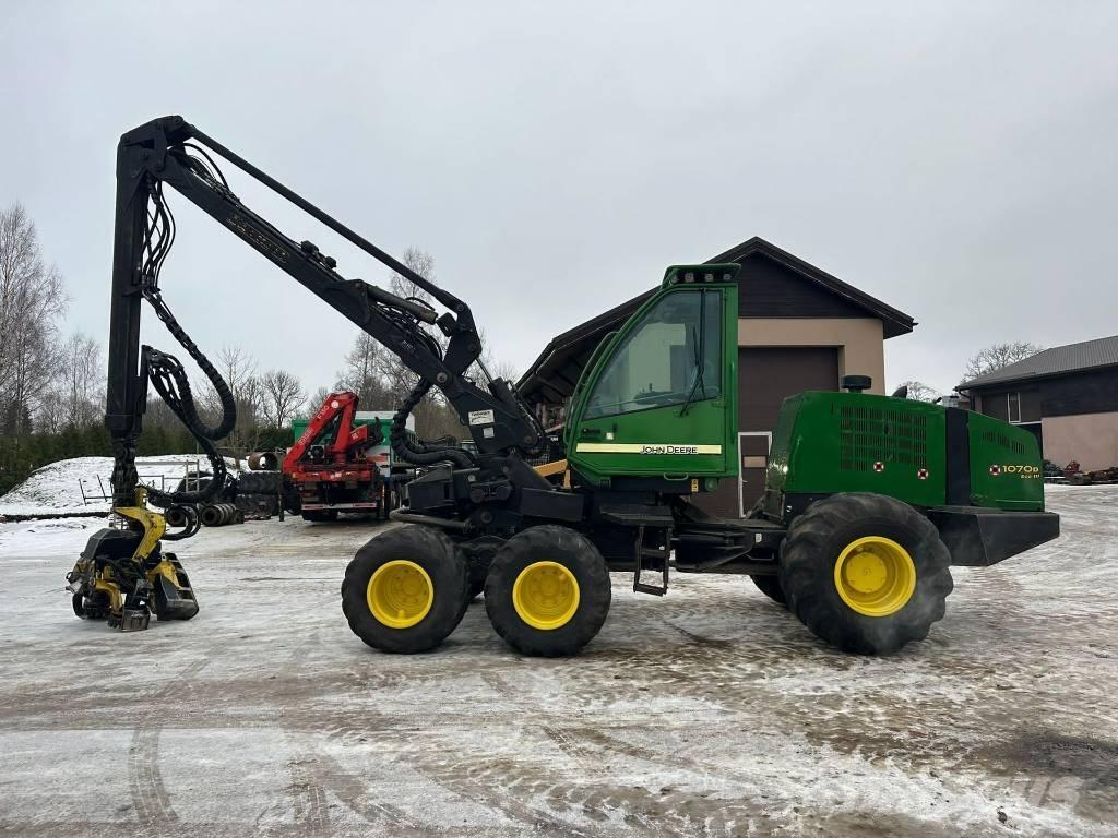 John Deere 1070 D Harvester