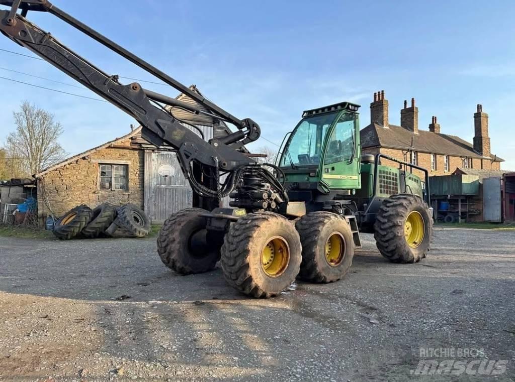 John Deere 1470 D Harvester