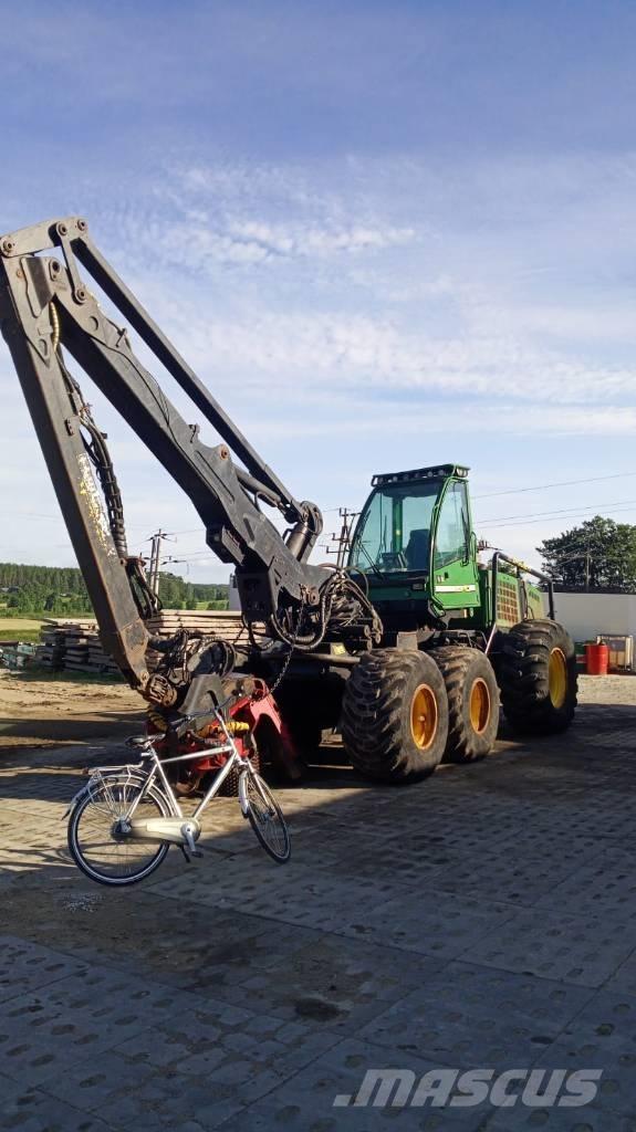 John Deere 1470 D Harvester