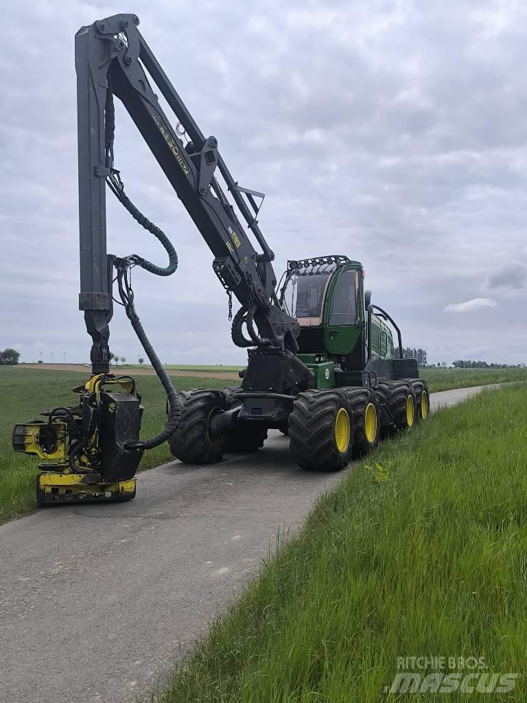 John Deere 1270 G Harvester