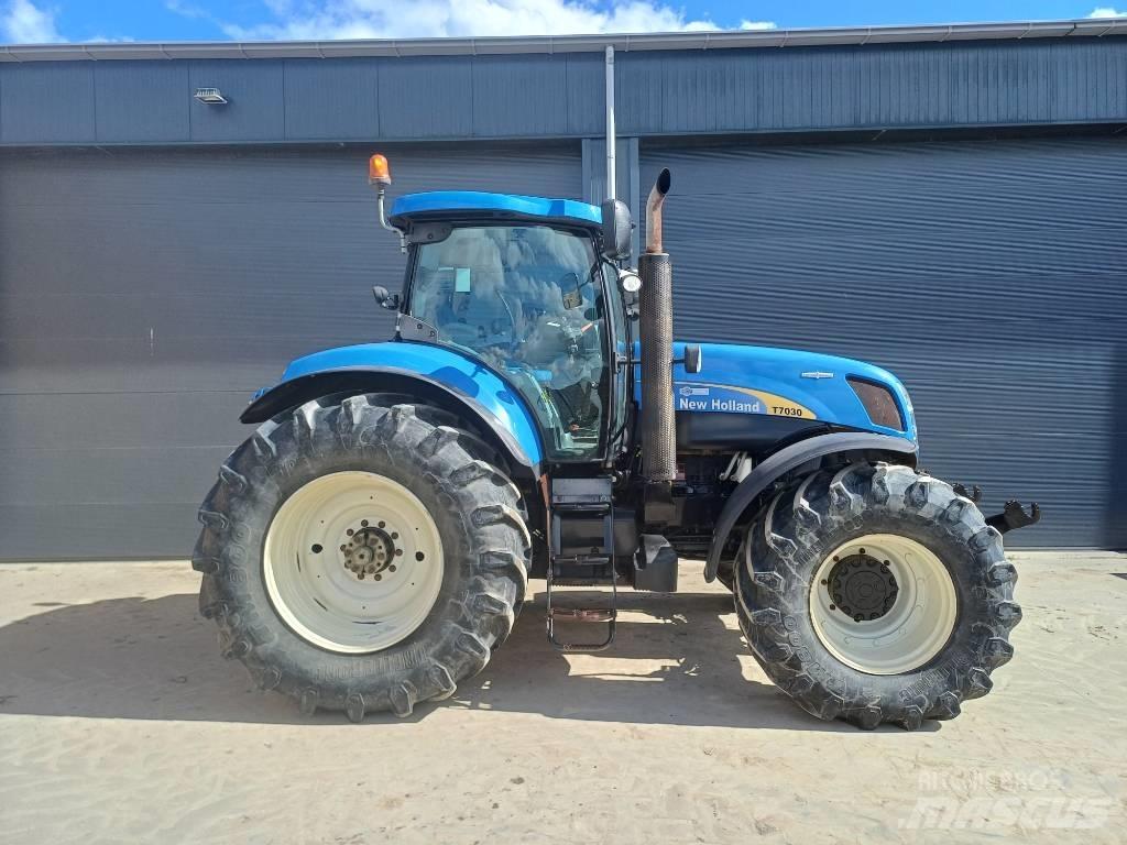 New Holland T7030AC Traktoren