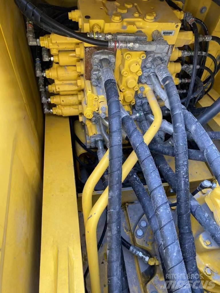 Komatsu 240LC-8 Raupenbagger