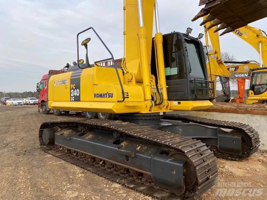 Komatsu 240LC-8 Raupenbagger