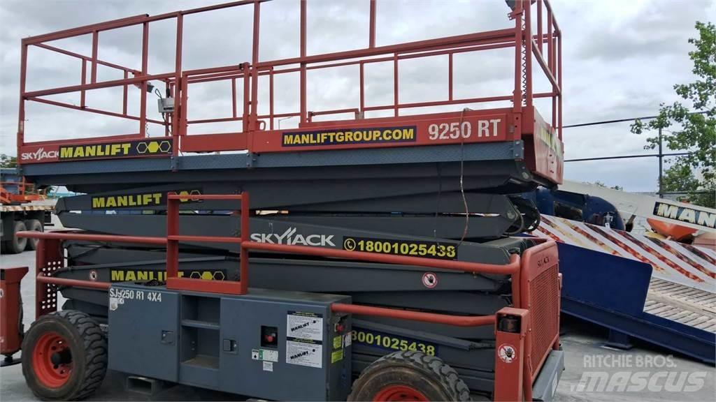 SkyJack 9250RT Scheren-Arbeitsbühnen