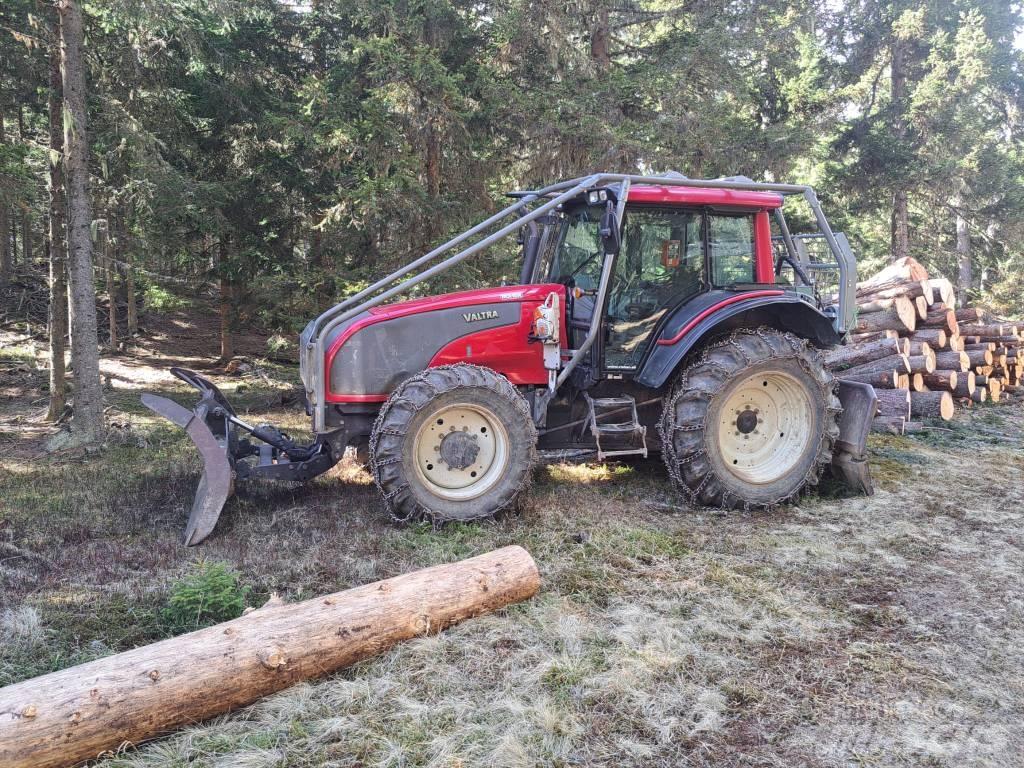 Valtra T 151 Traktoren