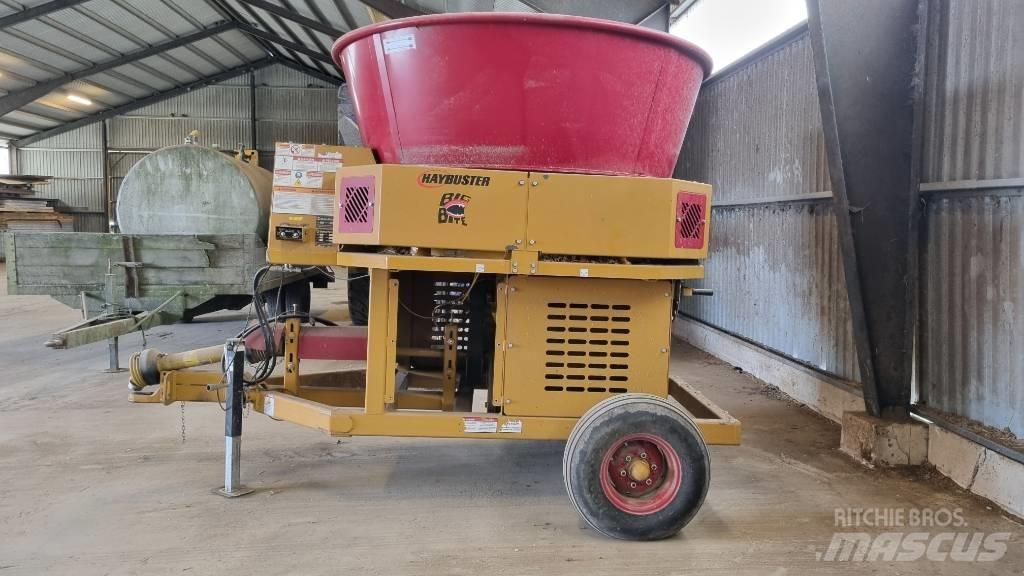 Haybuster H-835 Ballenschredder, -schneider und -wickler