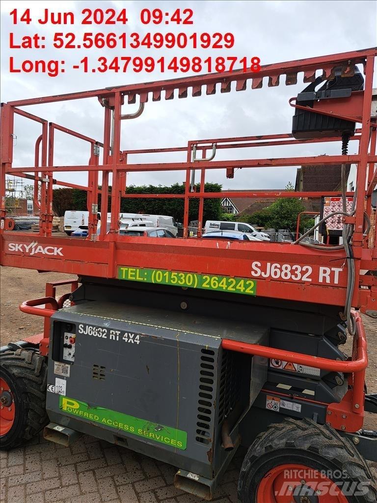 SkyJack SJ 6832 RT Scheren-Arbeitsbühnen