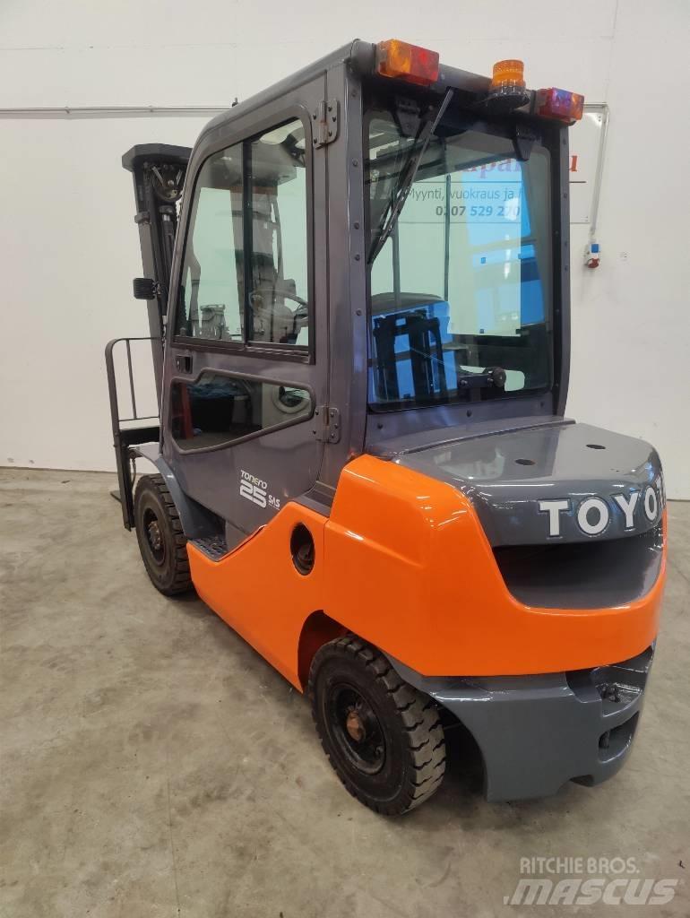 Toyota 02-8 FDF25 Dieselstapler