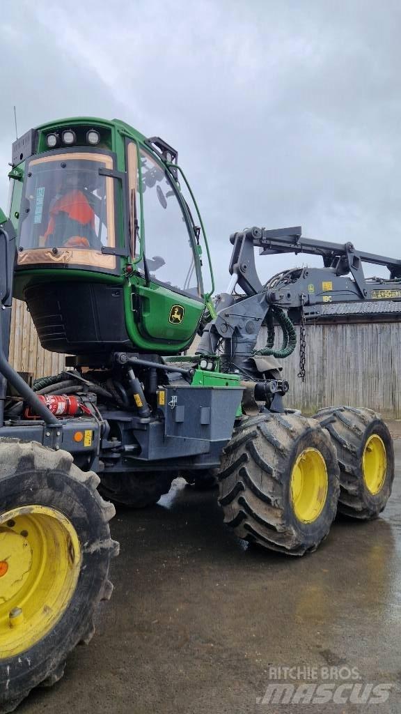 John Deere 1270 G Harvester