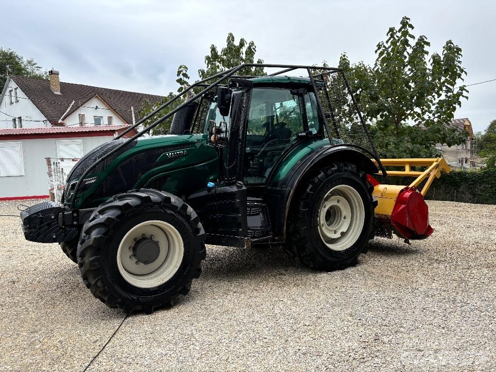 Valtra T 174 Traktoren