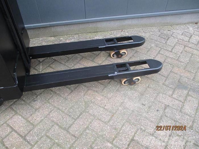 BT SWE 080L Deichselstapler
